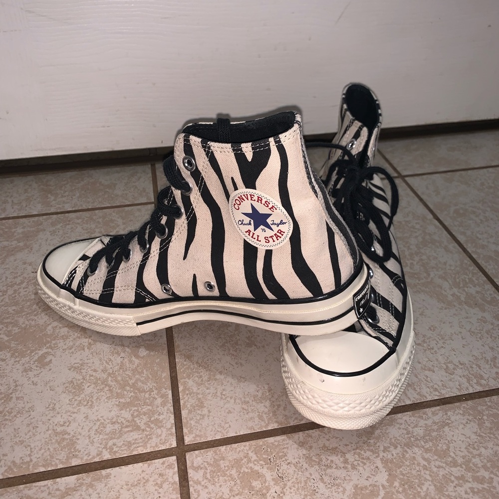 Converse Zebra Print shoes Men’s 8.5/Womens 10.5